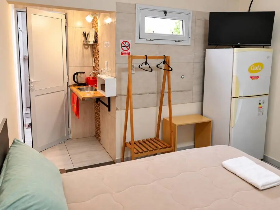 Habitación con TV, heladera, perchero y kitchenette