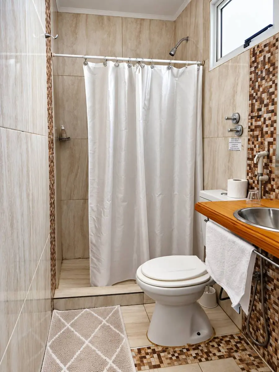 Baño privado con ducha y cortina