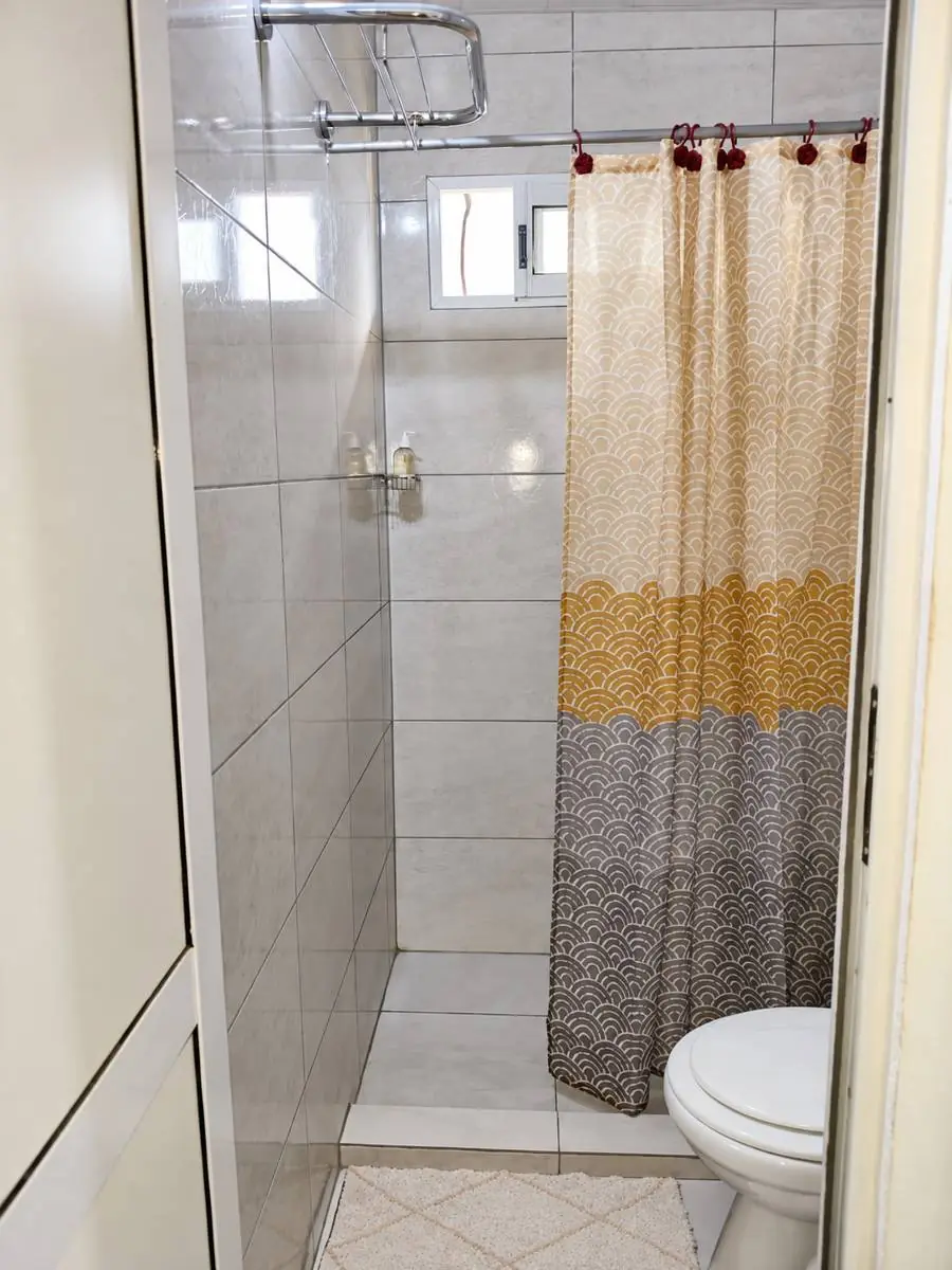 Baño privado con ducha y cortina estampada