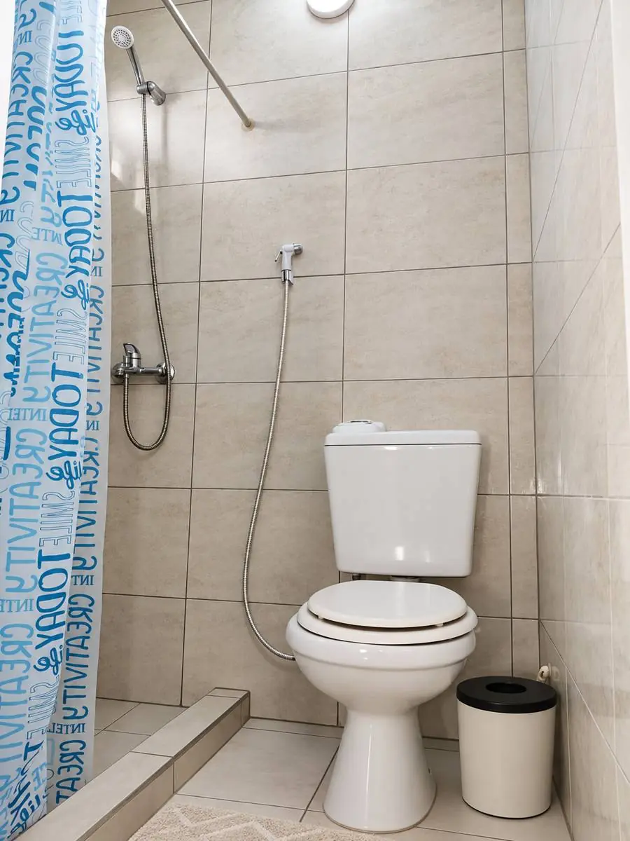 Baño privado con ducha y cortina celeste