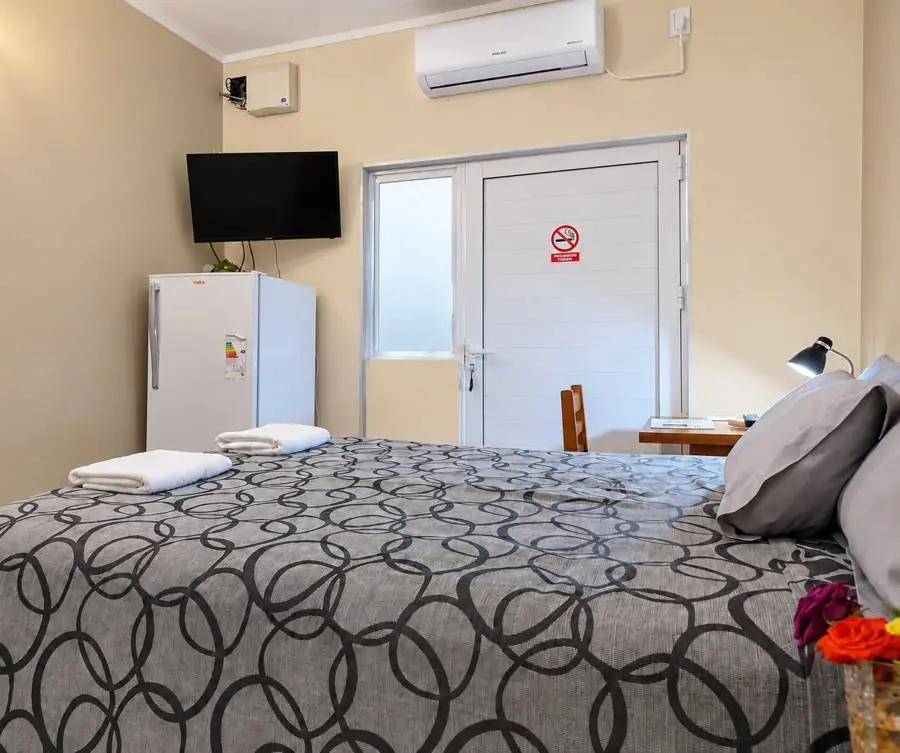 Habitación con TV, heladera y aire acondicionado
