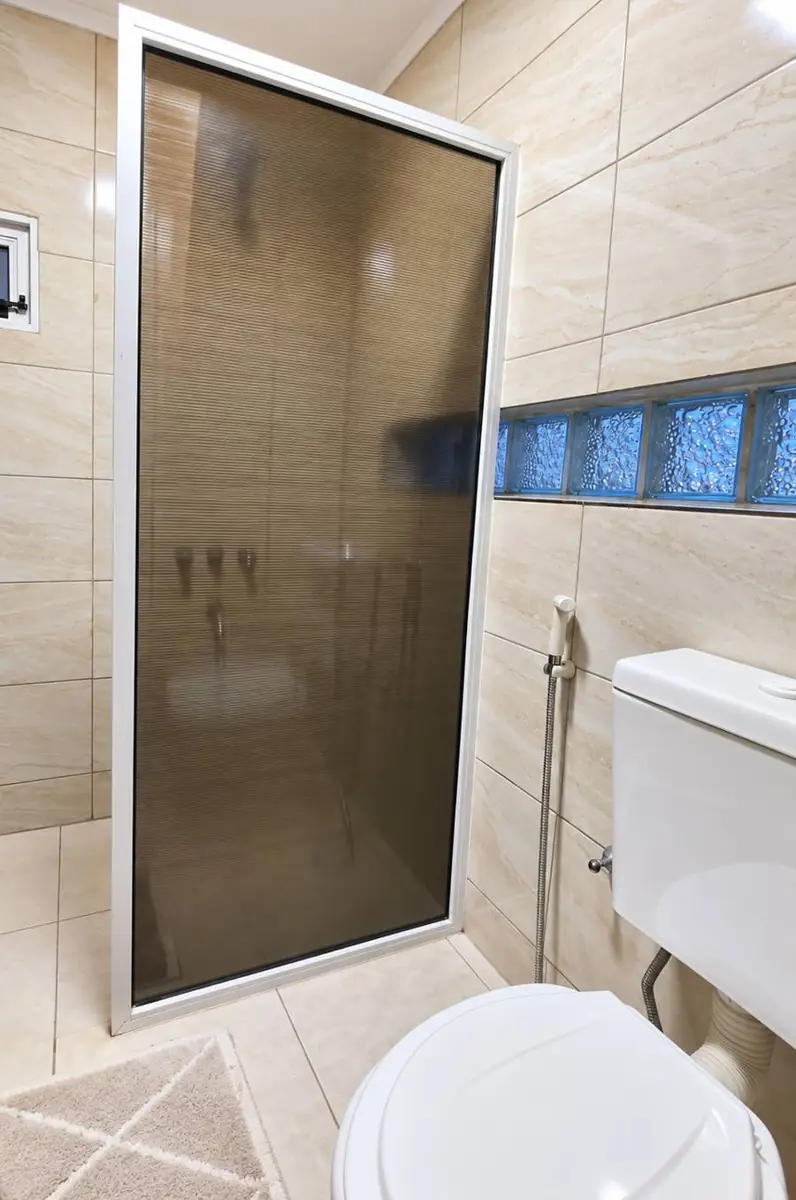 Baño con ducha de vidrio